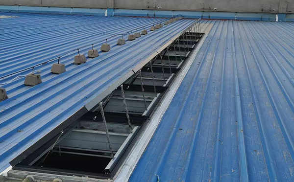 某城市大型商业综合体中庭乌恰排烟窗工程