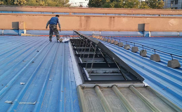 某区域性物流仓储中心乌恰排烟窗系统安装项目